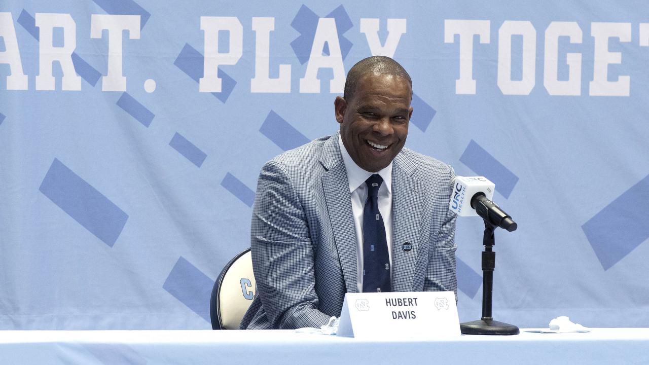 Carolina chooses Hubert Davis to coach men's basketball team